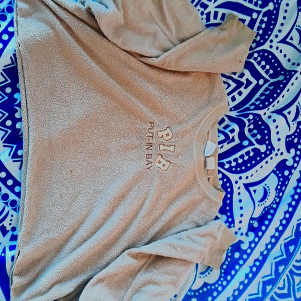 Cherokee fuzzy cropped pull over